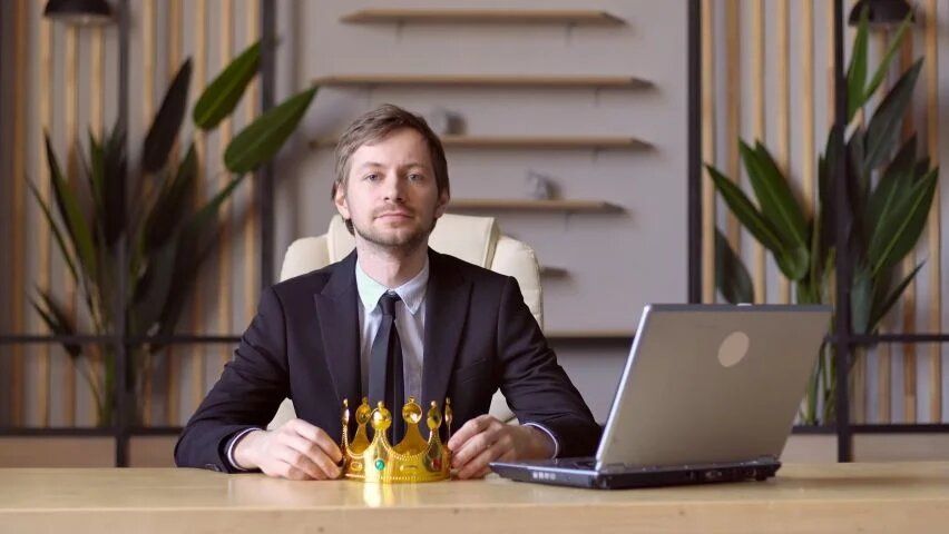 Обольстительные маневры нарциссов: как они завоевывают позиции в обществе