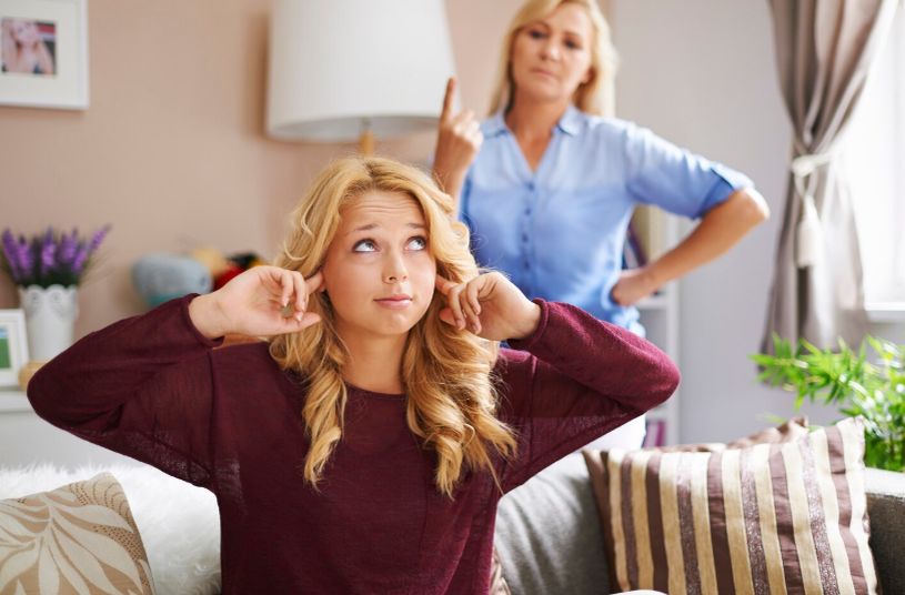 Когда ребенок хочет близости, но отталкивает: сложные отношения подростков