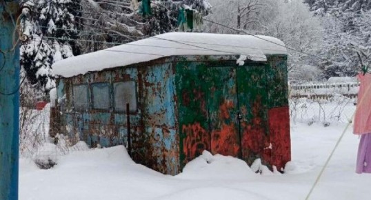 Жительнице Солнечной улицы предписали убрать самодельный вагончик