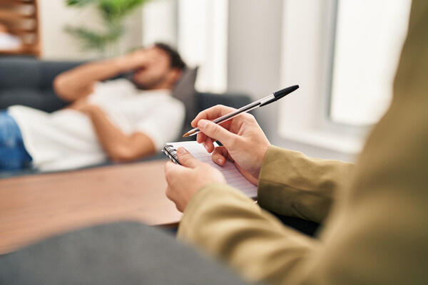 Как возраст влияет на психическое здоровье россиян: мнения экспертов